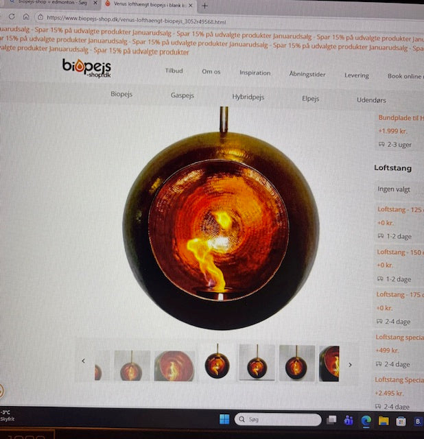 Lofthængt bio pejs med unik rund form som giver genskær fra flammen.