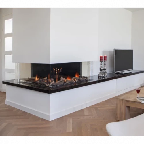 Moderne indbygget bio pejs i daglig stue med hvide vægge. Store glødende bjælker og orange flammer fra pejsen skaber et unikt look