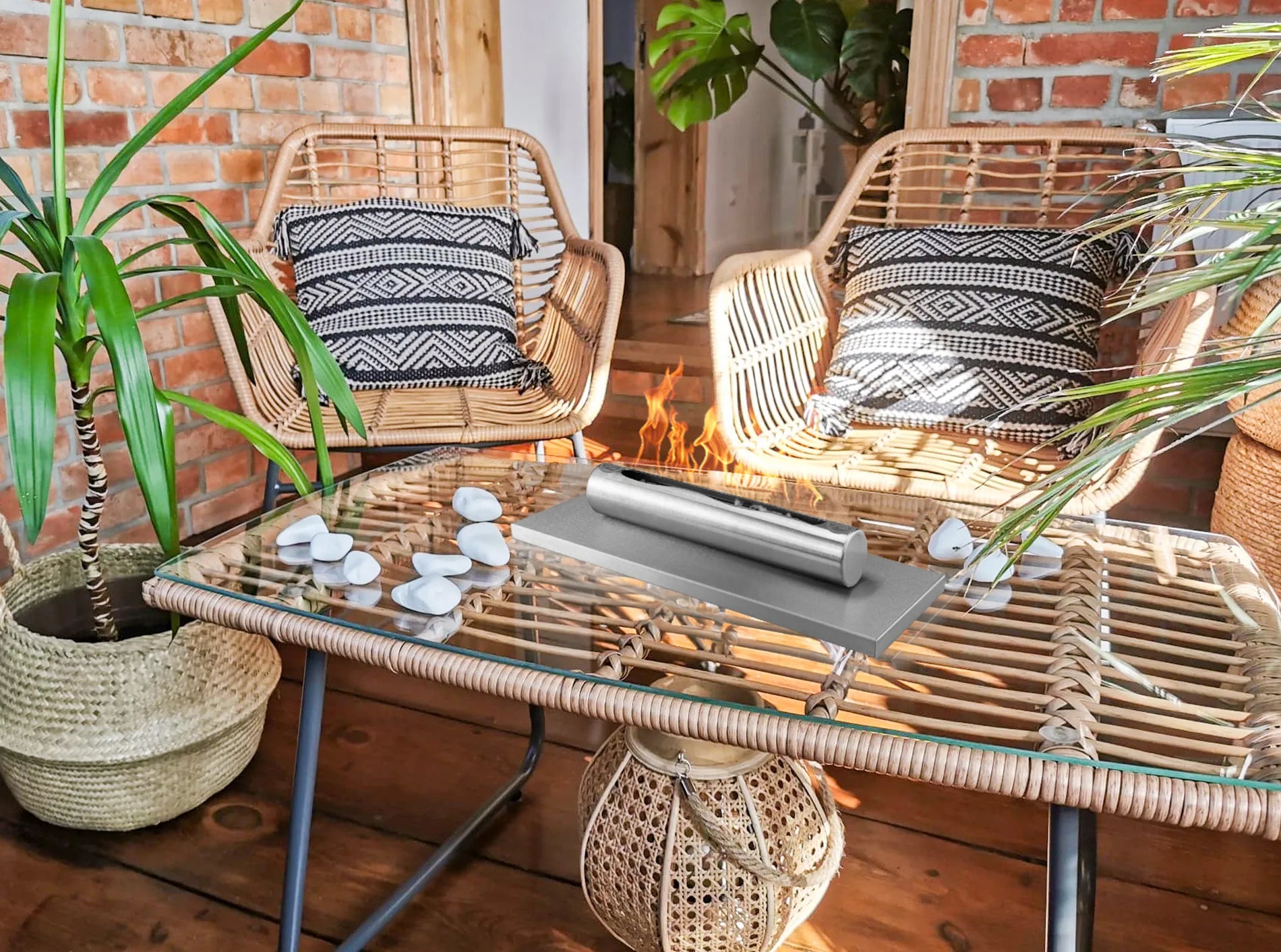 Grå flot biopejs på bord i havestue med møbler
