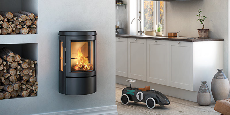 væghængt brændeovn, sort med flammer