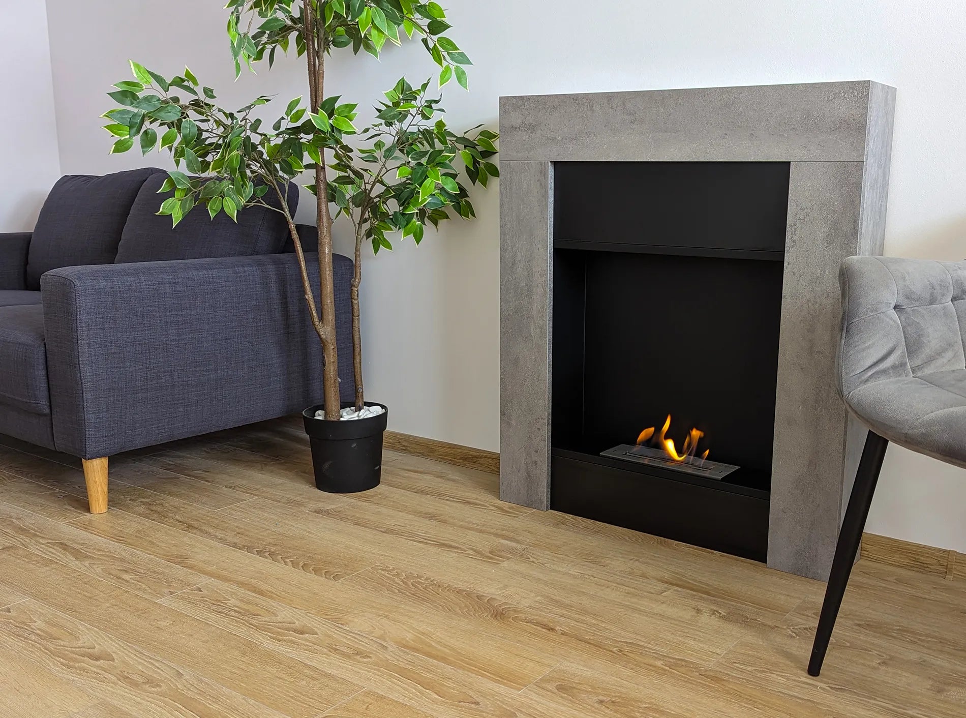 Biopejs på gulv med flammer i stue