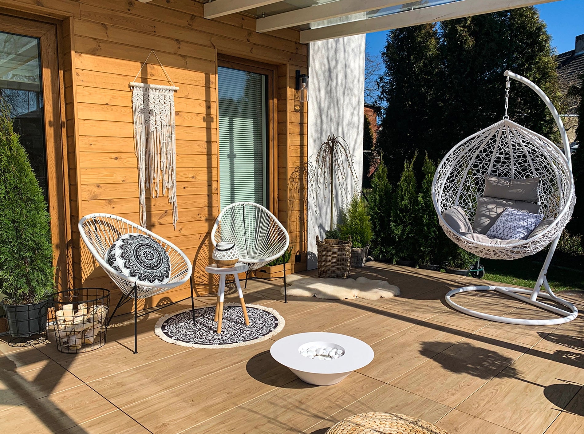 hvid elipseformet udendørs biopejs på træ terrasse