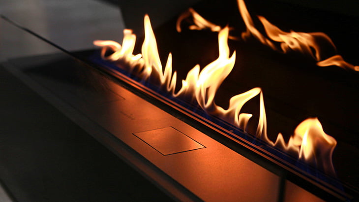 Close up af flammerne I fuld gang på en Neverdark pejs