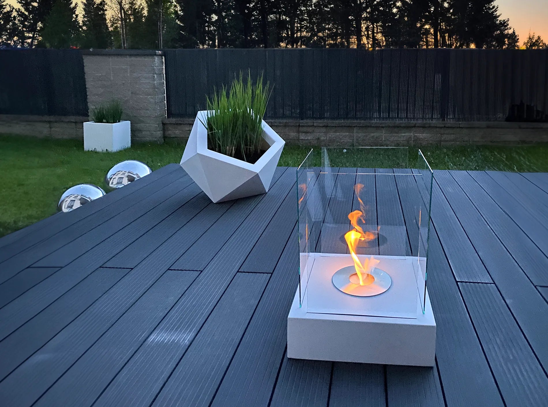 hvid bord biopejs med tændte flammer på terrasse