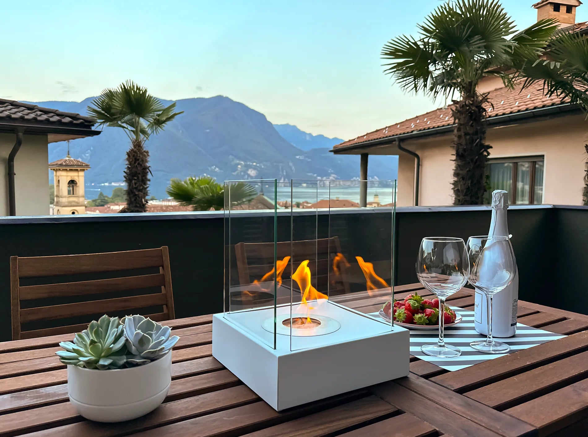 hvid bord biopejs med flammer udendørs på havebord