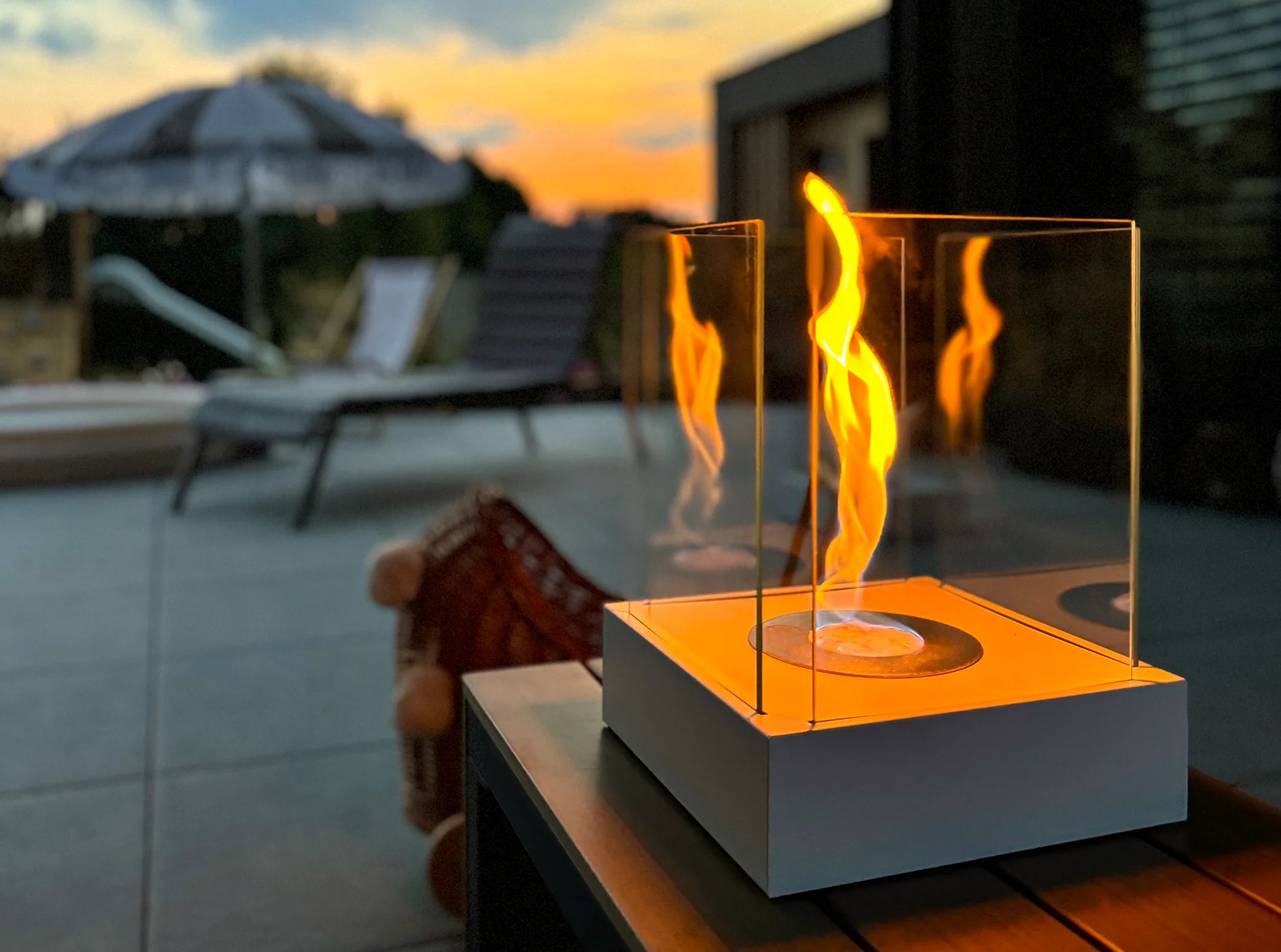 hvid bord biopejs på havebord med flotte flammer