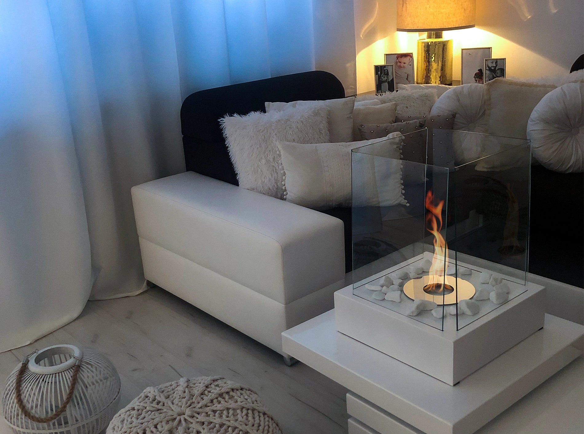 hvid bord biopejs med tændte flammer på stuebord