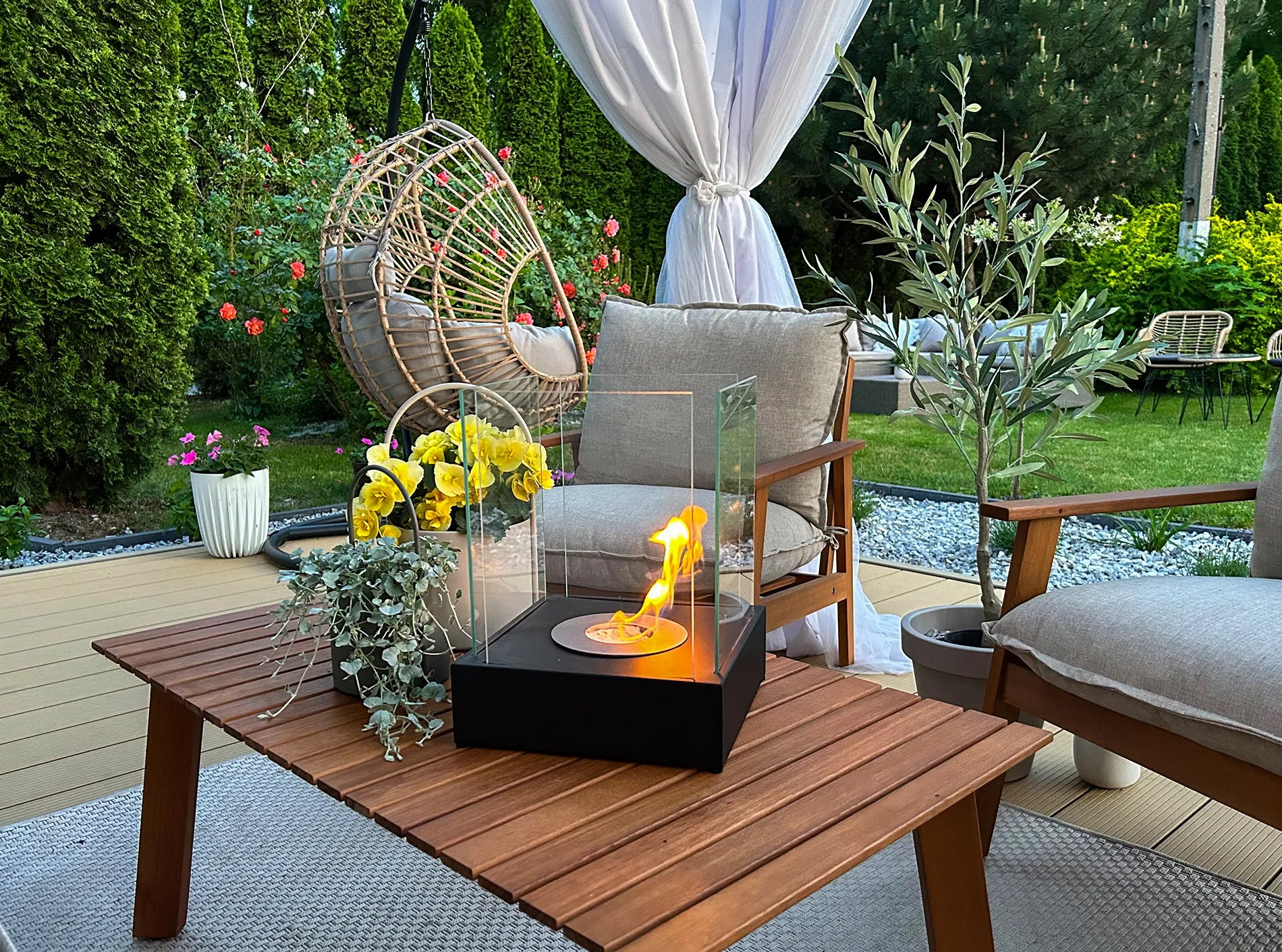 fritstående sort have biopejs med flotte flammer på terrassebord