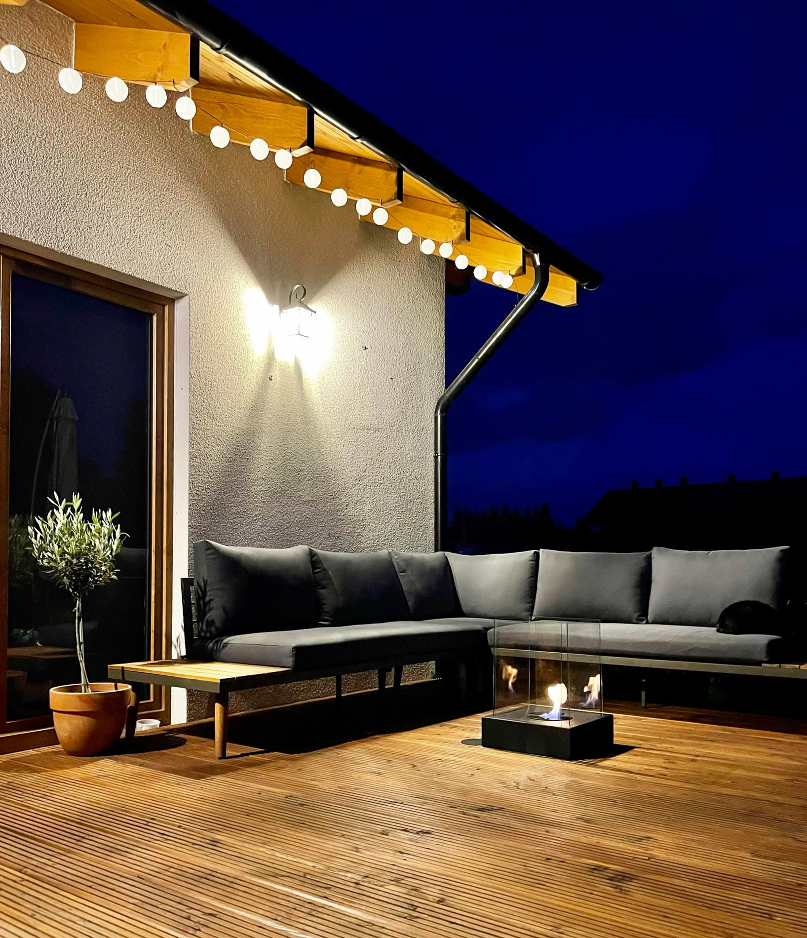 sort biopejs med sideglas og flammer på terrasse