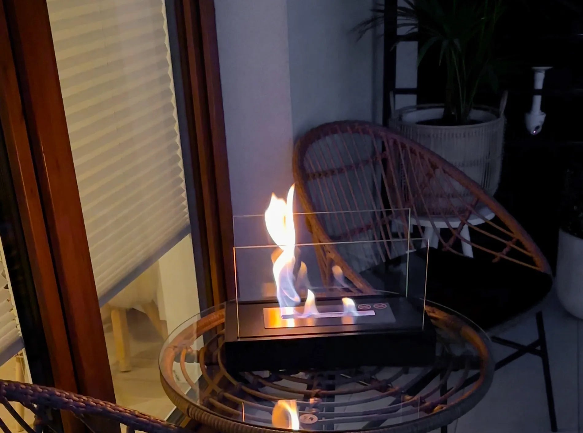 tændt sort bord biopejs med sideglas på havebord udendørs