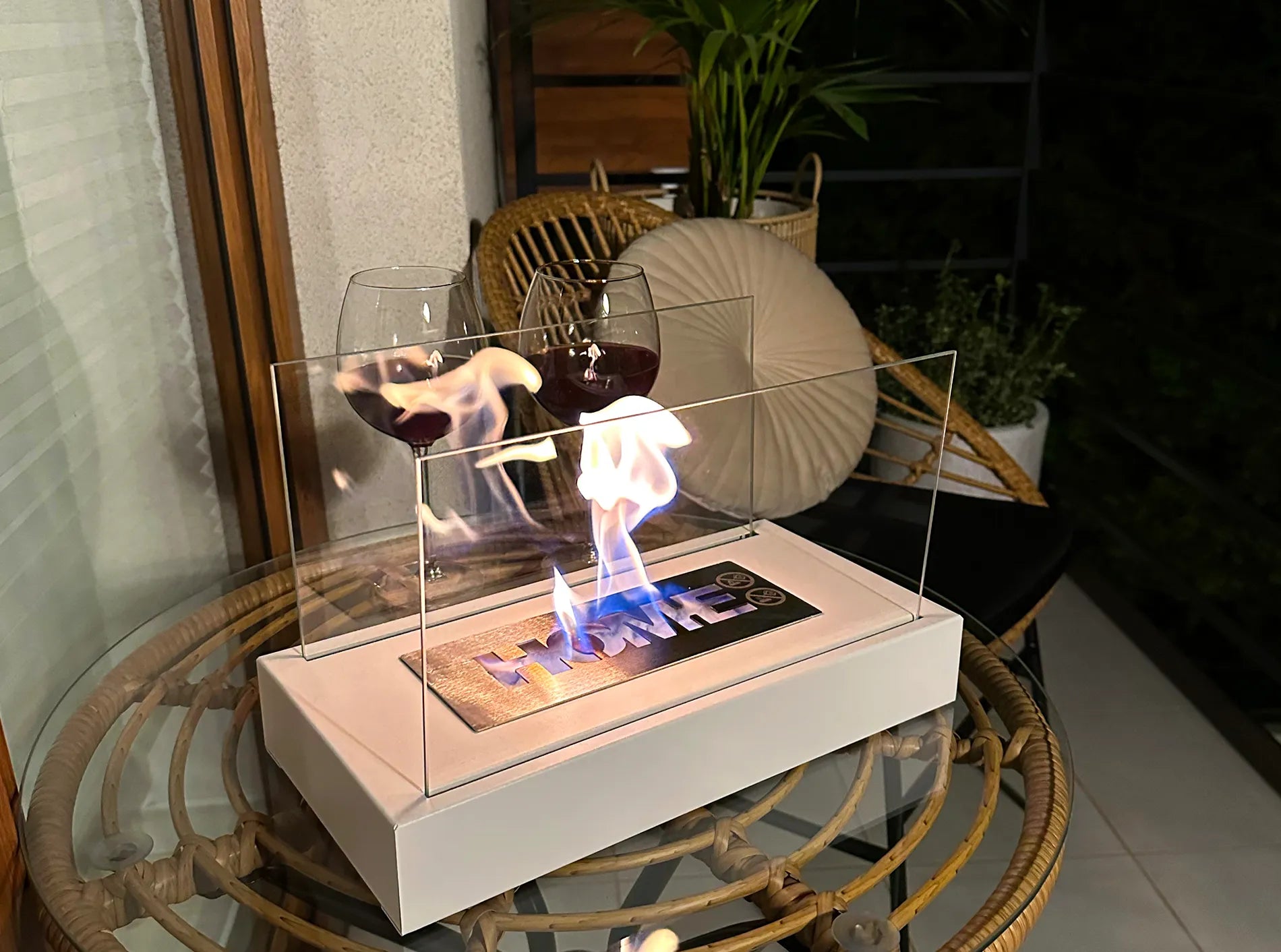 hvid biopejs med flammer på havebord