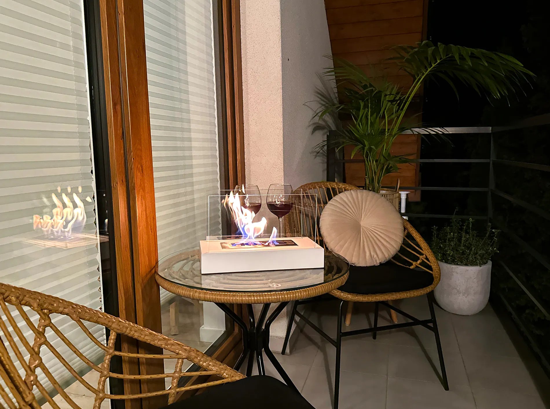 hvid biopejs med flammer på havebord