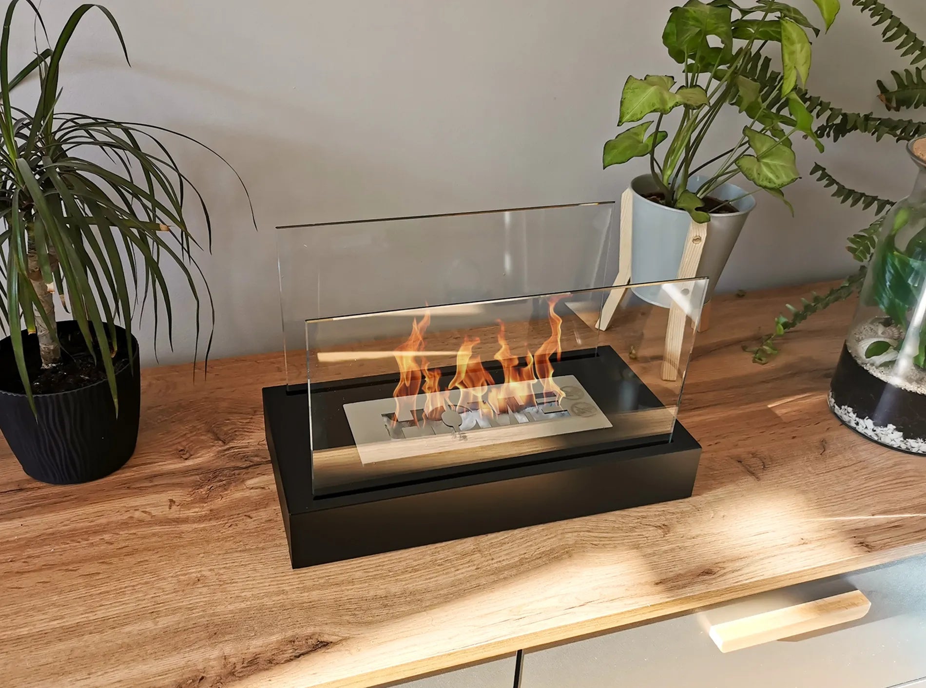 sort biopejs med flammer på skænk