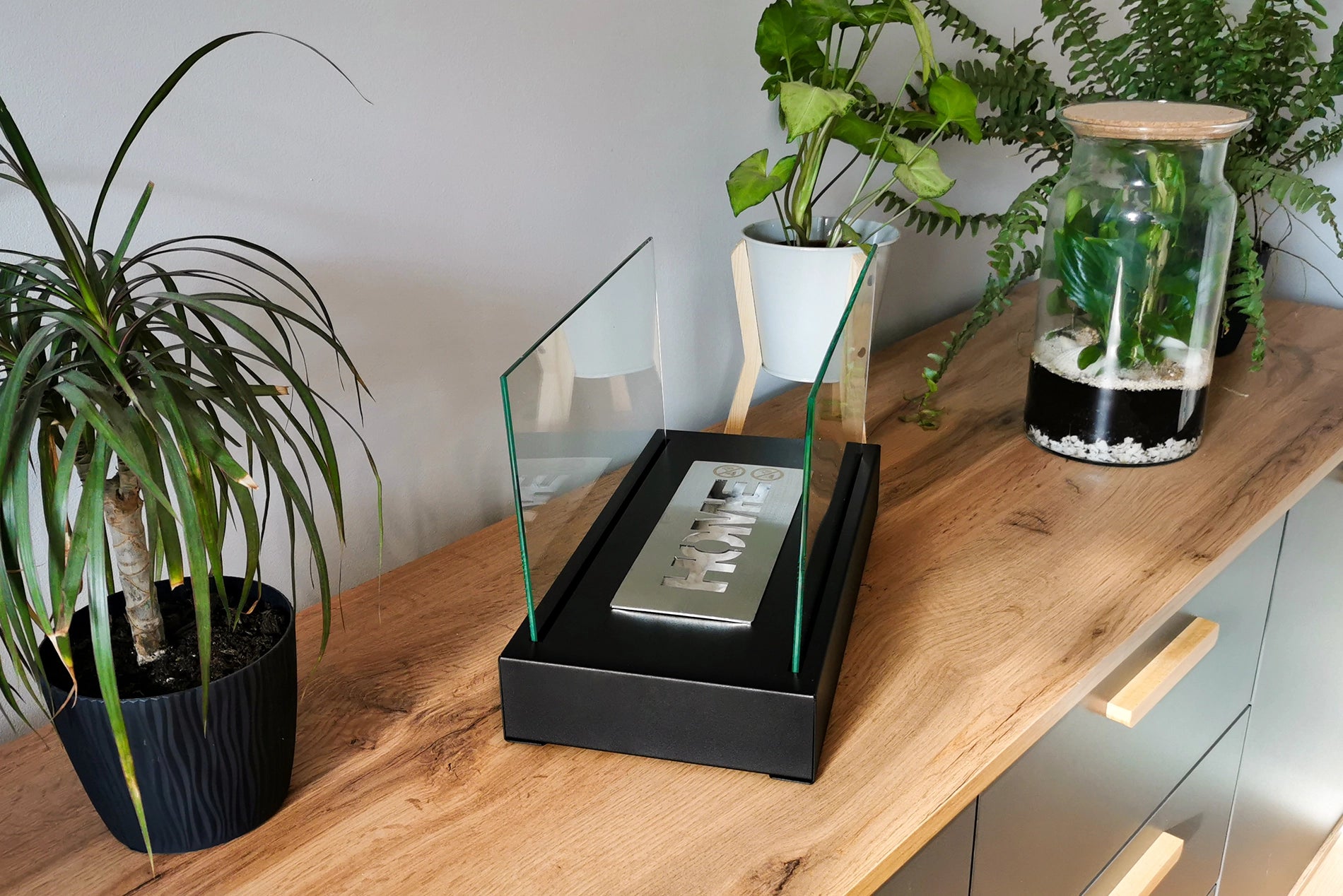 sort biopejs med flammer på skænk