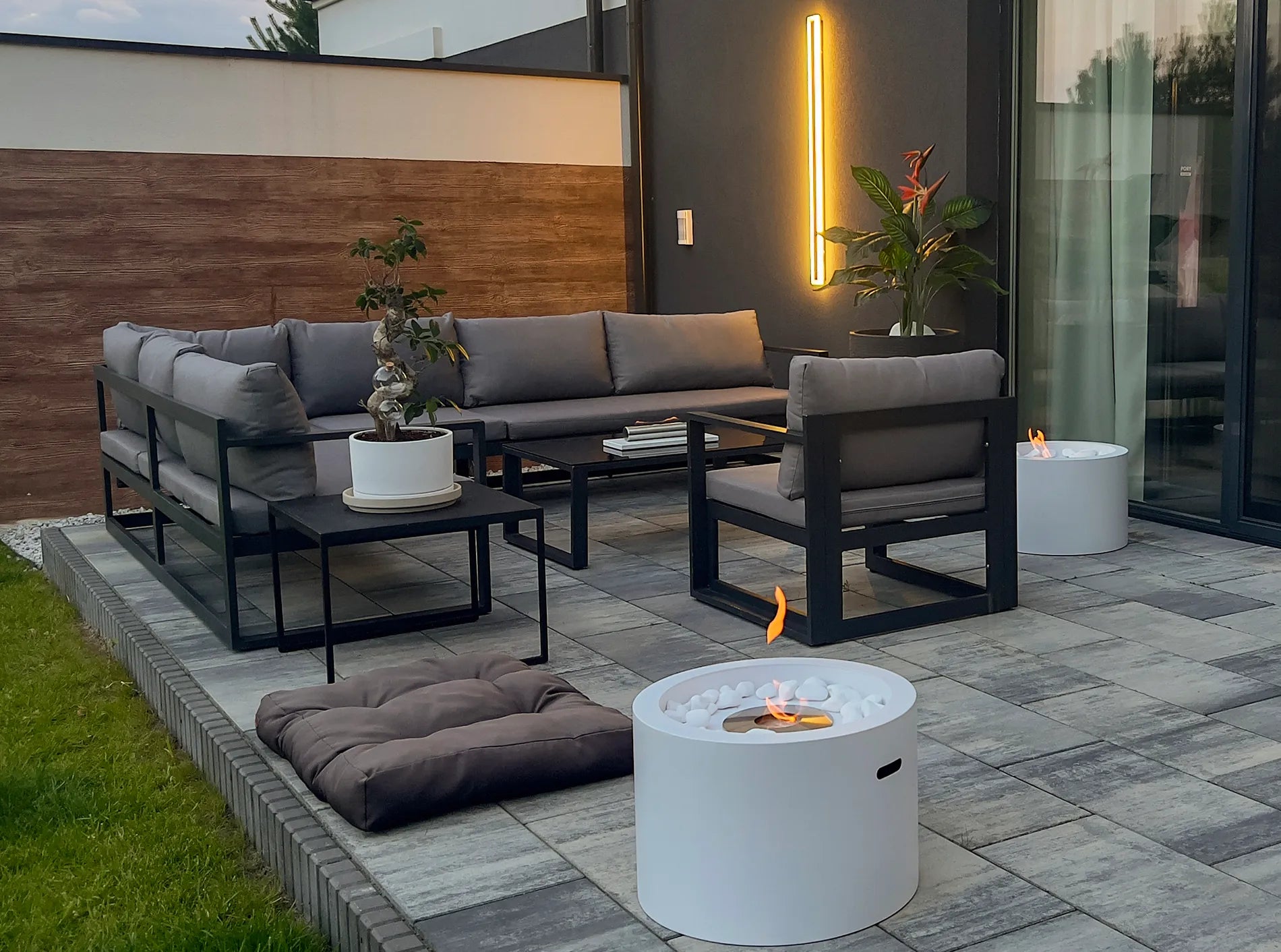 fritstående hvid have biopejs med flotte flammer på terrasse