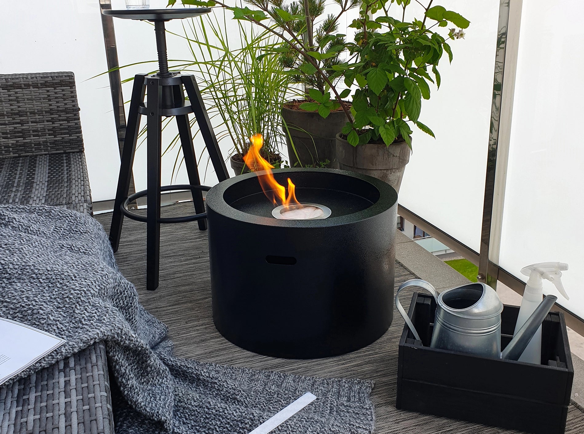 fritstående sort have biopejs med flotte flammer i havestue