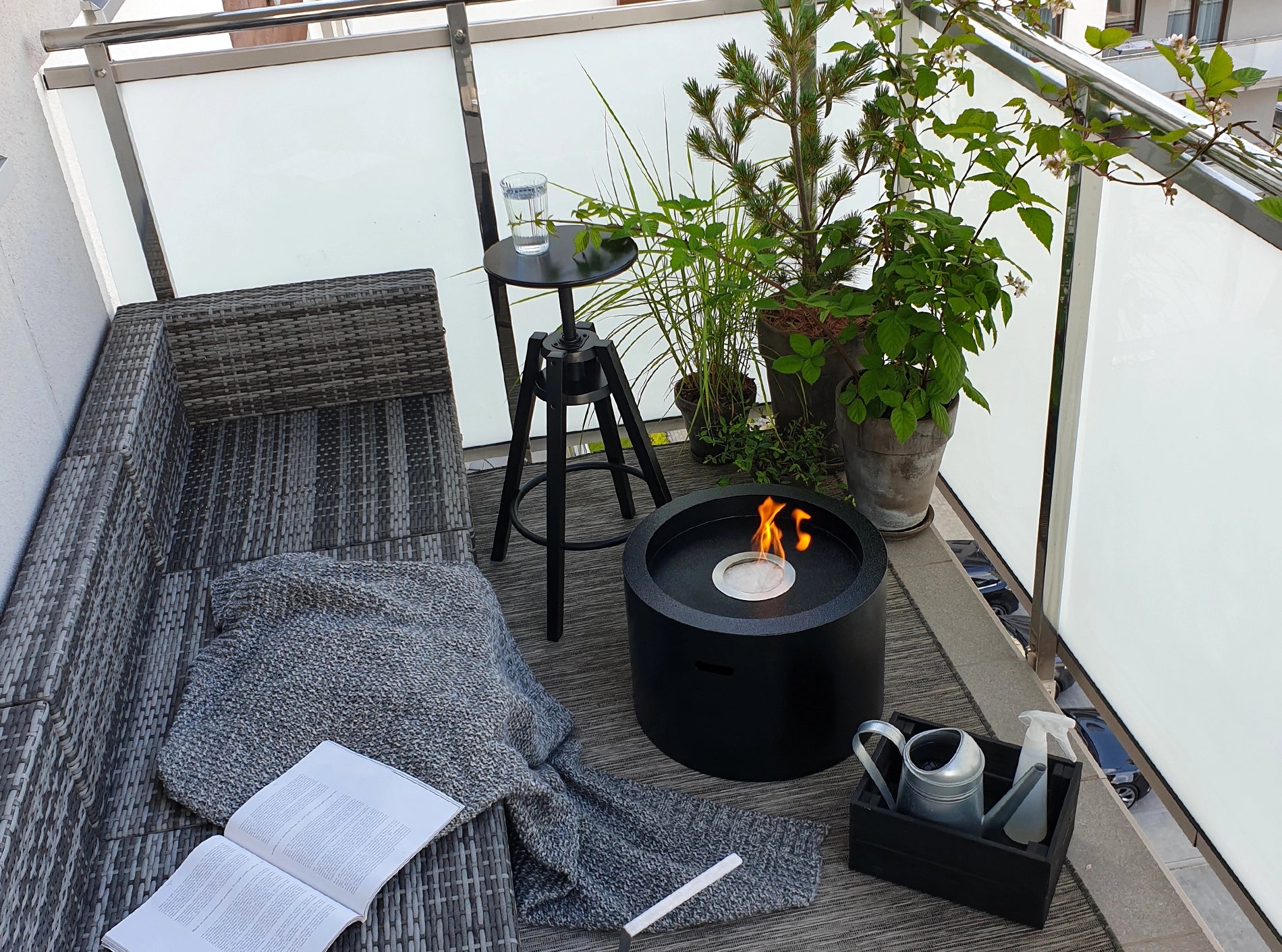 fritstående sort have biopejs med flotte flammer på terrasse