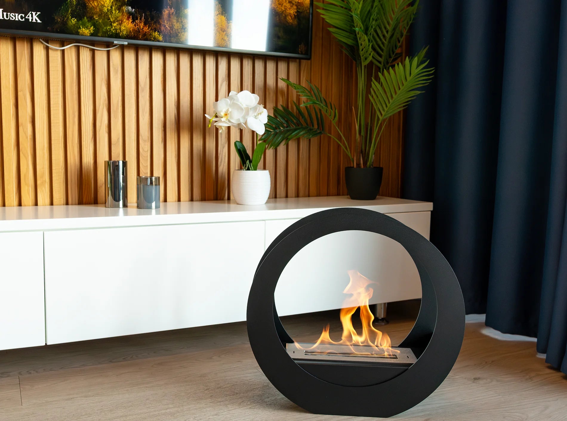 sort biopejs med flammer på gulv