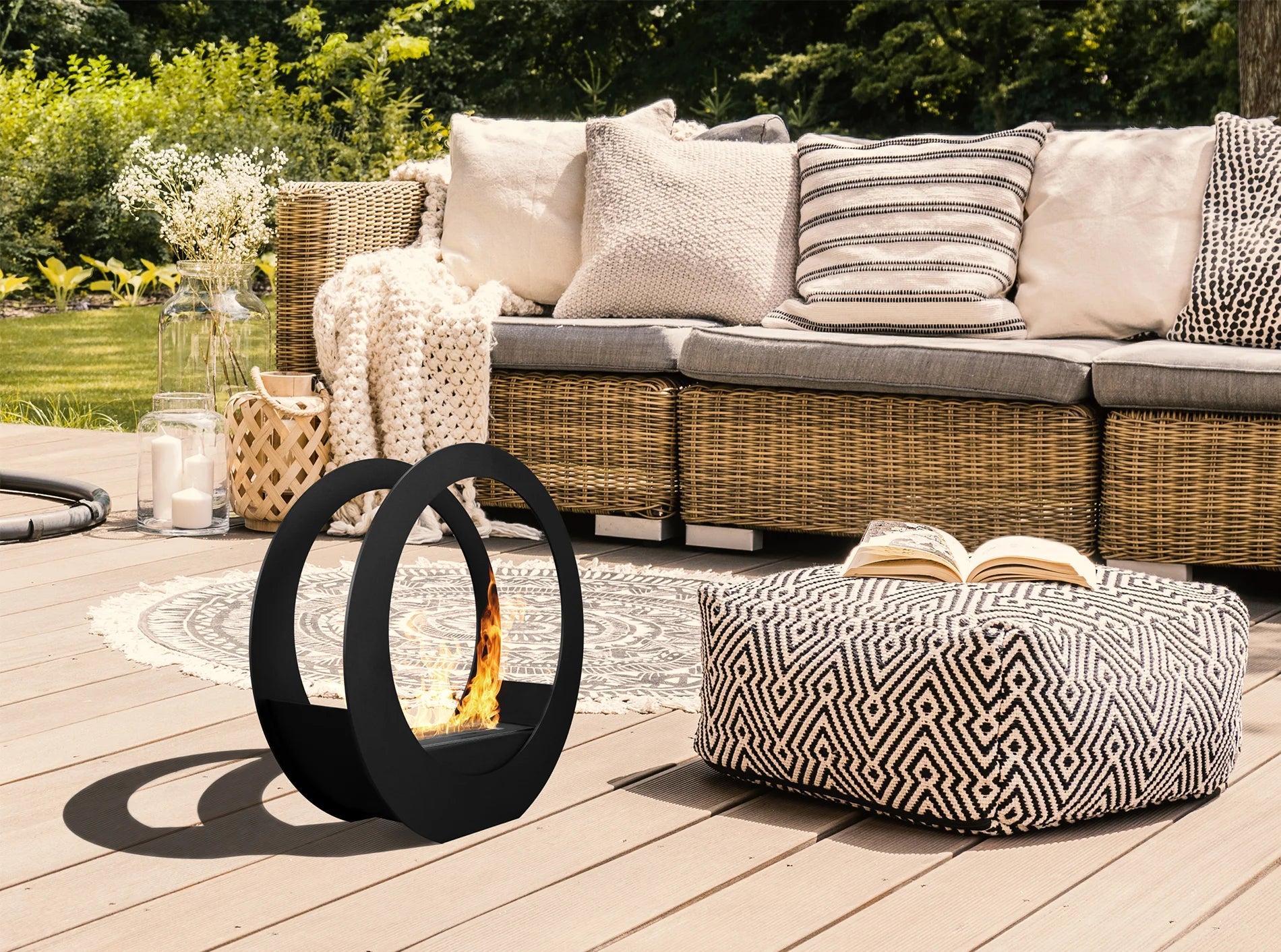 sort buet biopejs med flammer på terrasse