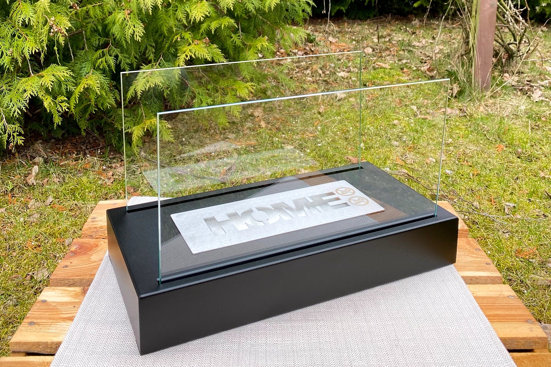 sort biopejs med sideglas på havebord