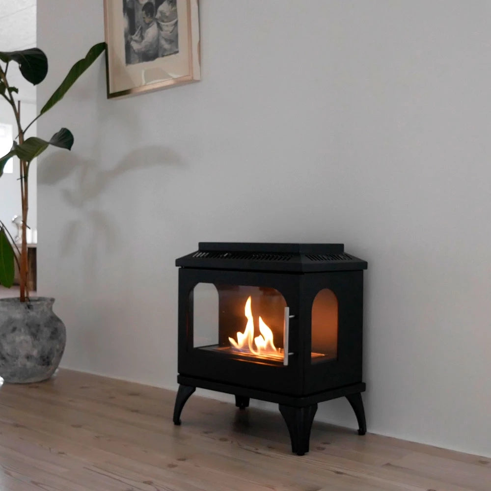 sort biopejs med brændeovn look og tændte flammer i stuemiljø