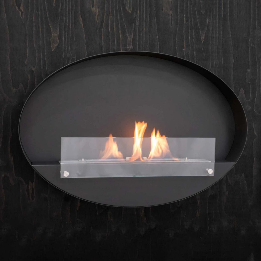 sort oval væghængende biopejs med frontglas og flammer på væg