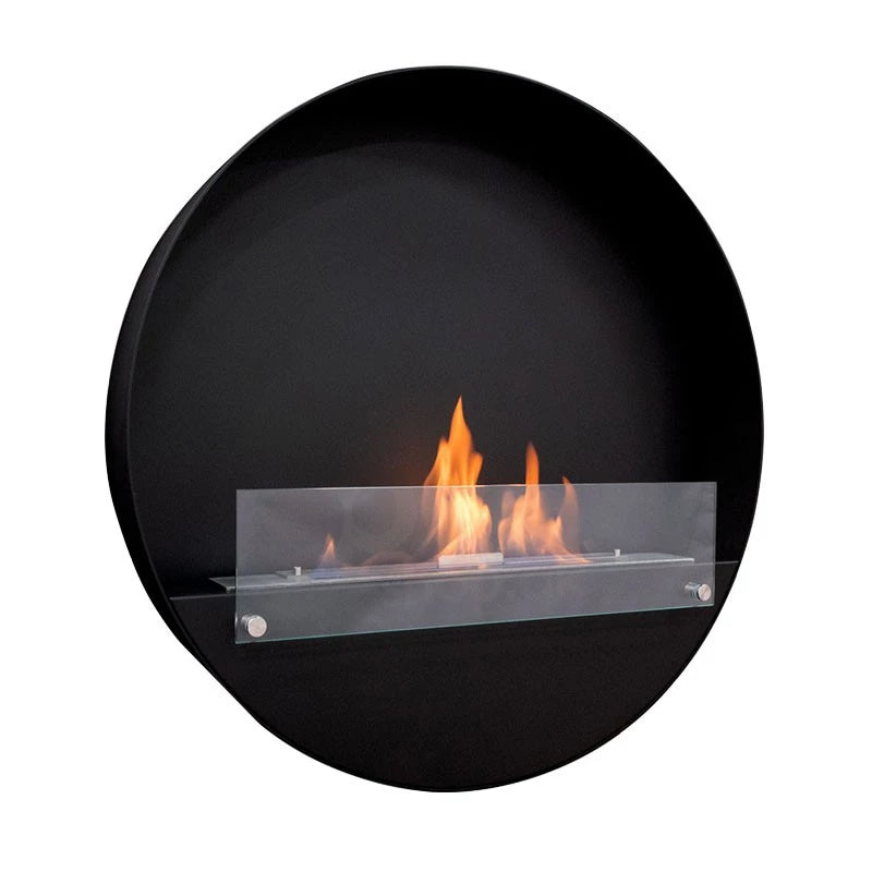 sort rund miljøvenlig biopejs med frontglas og tændte flammer