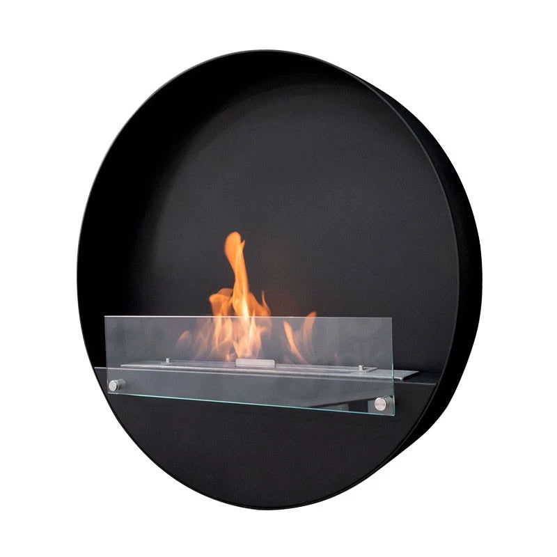 sort rund miljøvenlig biopejs med frontglas og tændte flammer