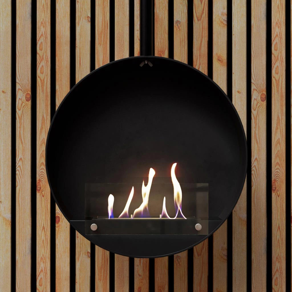 sort hængende biopejs med frontglas og flammer foran akustikpanel