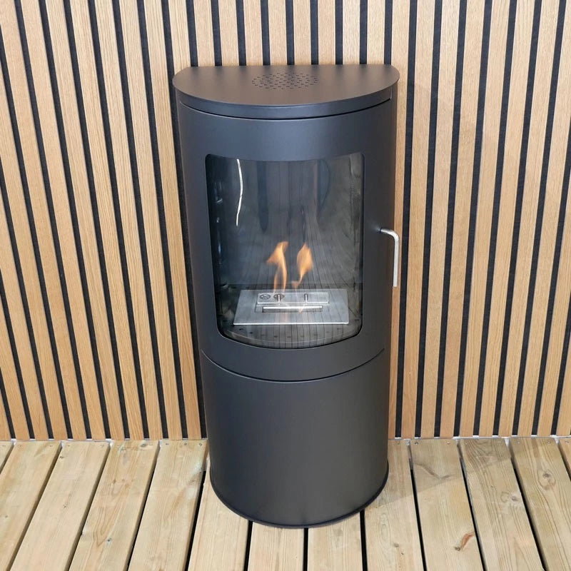 sort fritstående biopejs med flammer på terrasse
