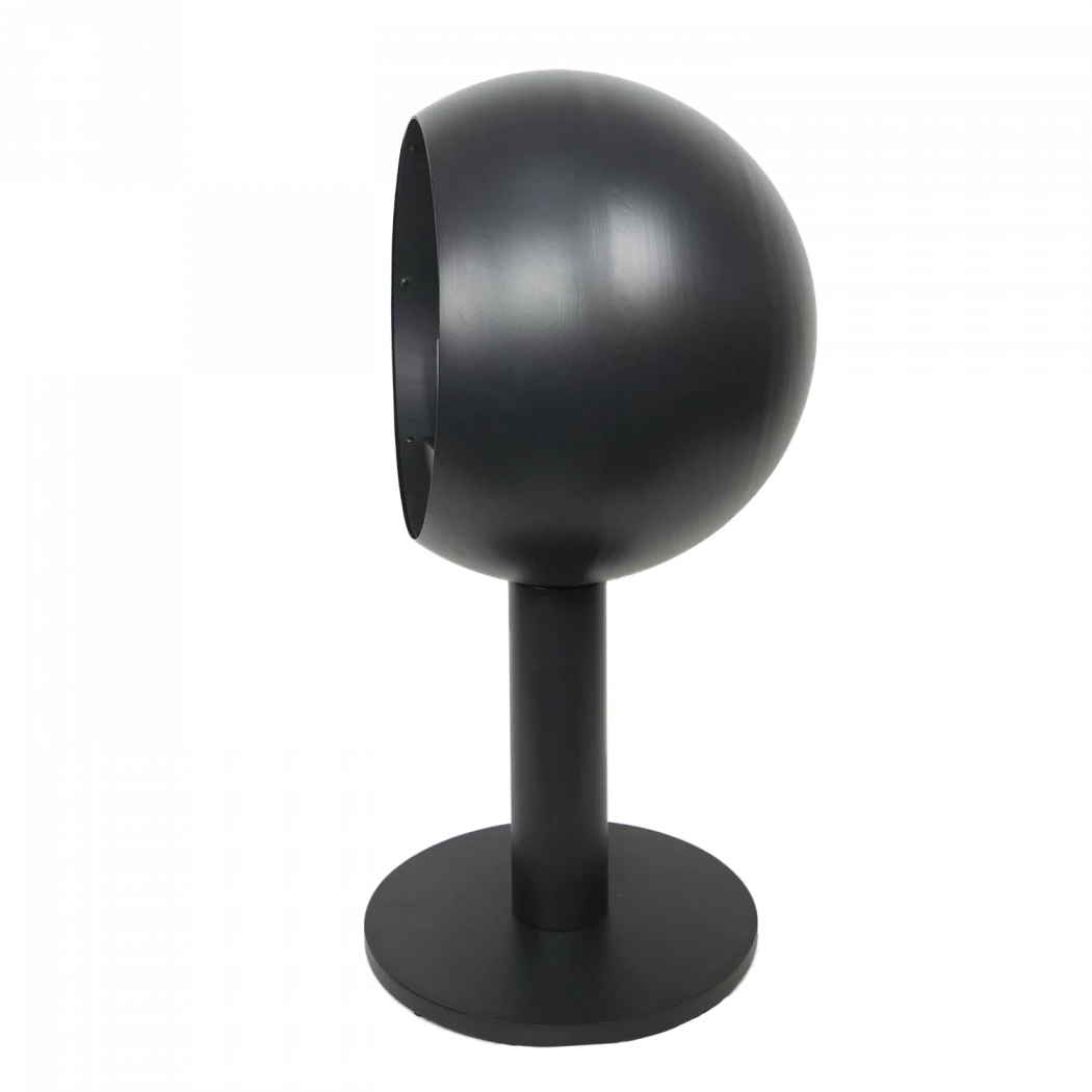 sort fritstÄende biopejs pÄ sokkel med frontglas