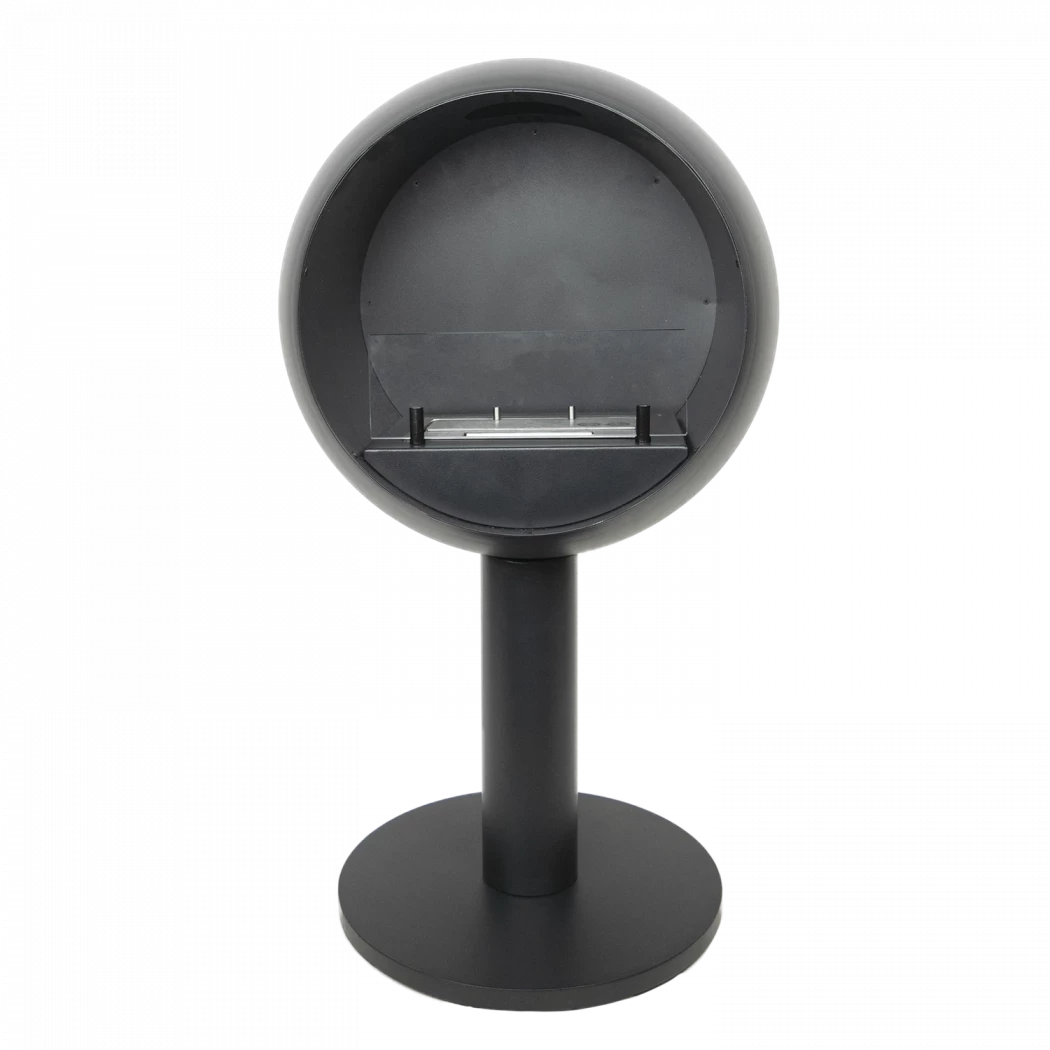 sort fritstÄende biopejs pÄ sokkel med frontglas