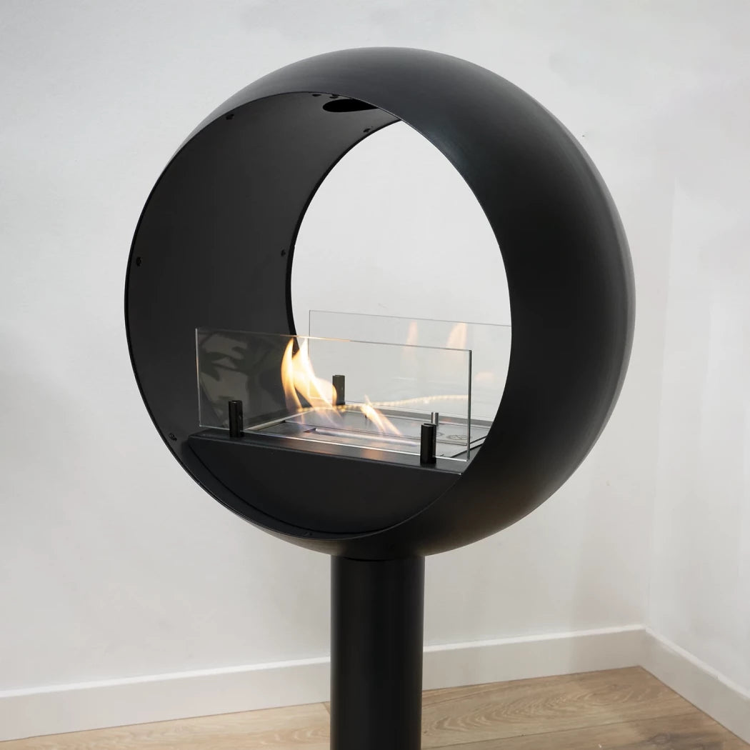 sort tosidet fritstående biopejs med frontglas og flammer på stuegulv