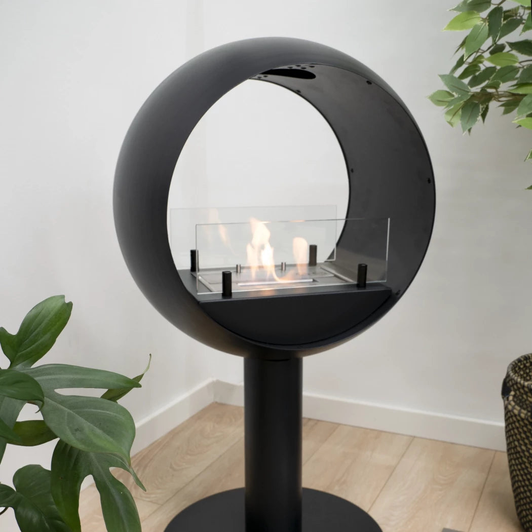 sort tosidet fritstående biopejs med frontglas og flammer på stuegulv