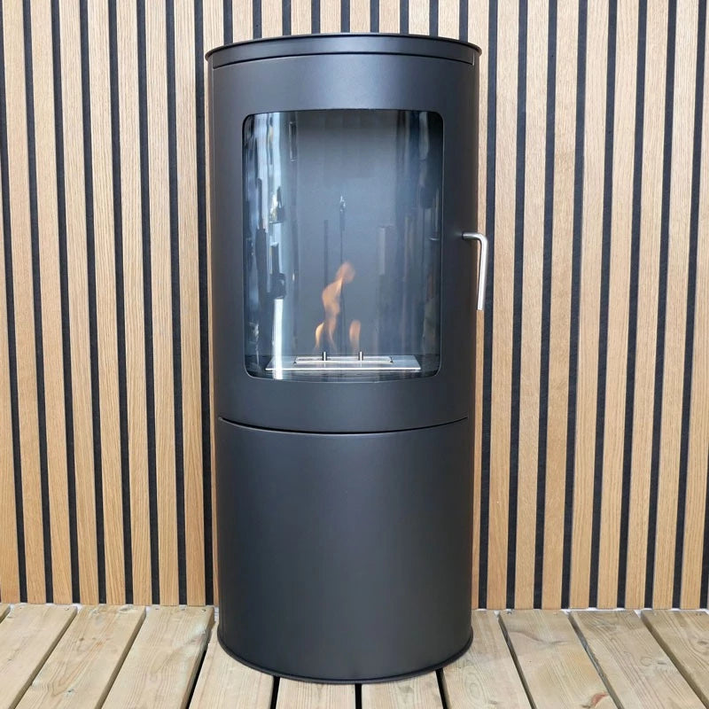 sort fritstående biopejs med flammer