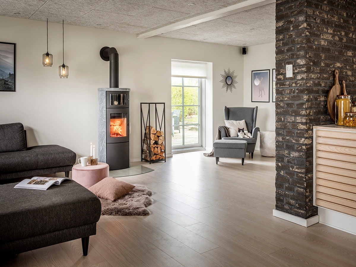 Stående brændeovn, høj model i sort og fedtsten