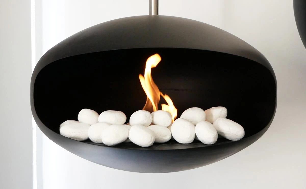 hvide dekorationssten i biopejs i flammer