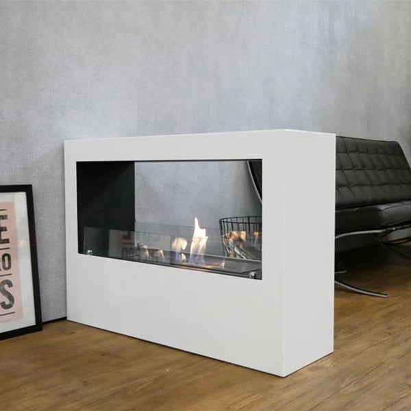 hvid indbygnings biopejs med glasfront og flotte flammer