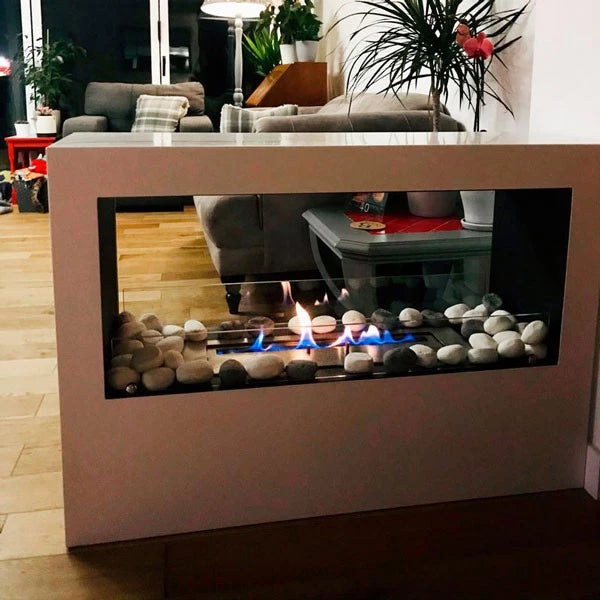 hvid indbygnings biopejs med glasfront og flotte flammer samt pyntesten