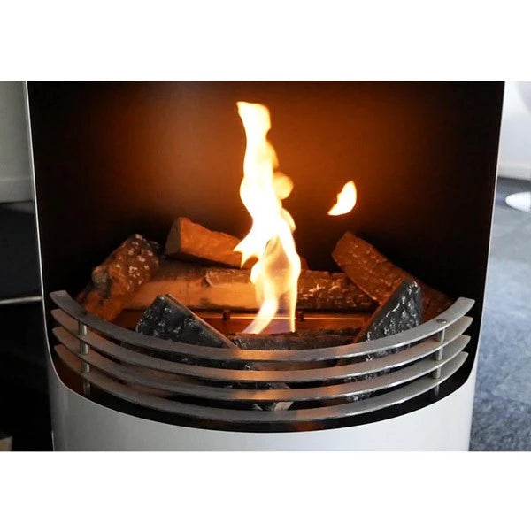 otte stykker keramisk brænde i brændeovnslignende biopejs i flotte flammer