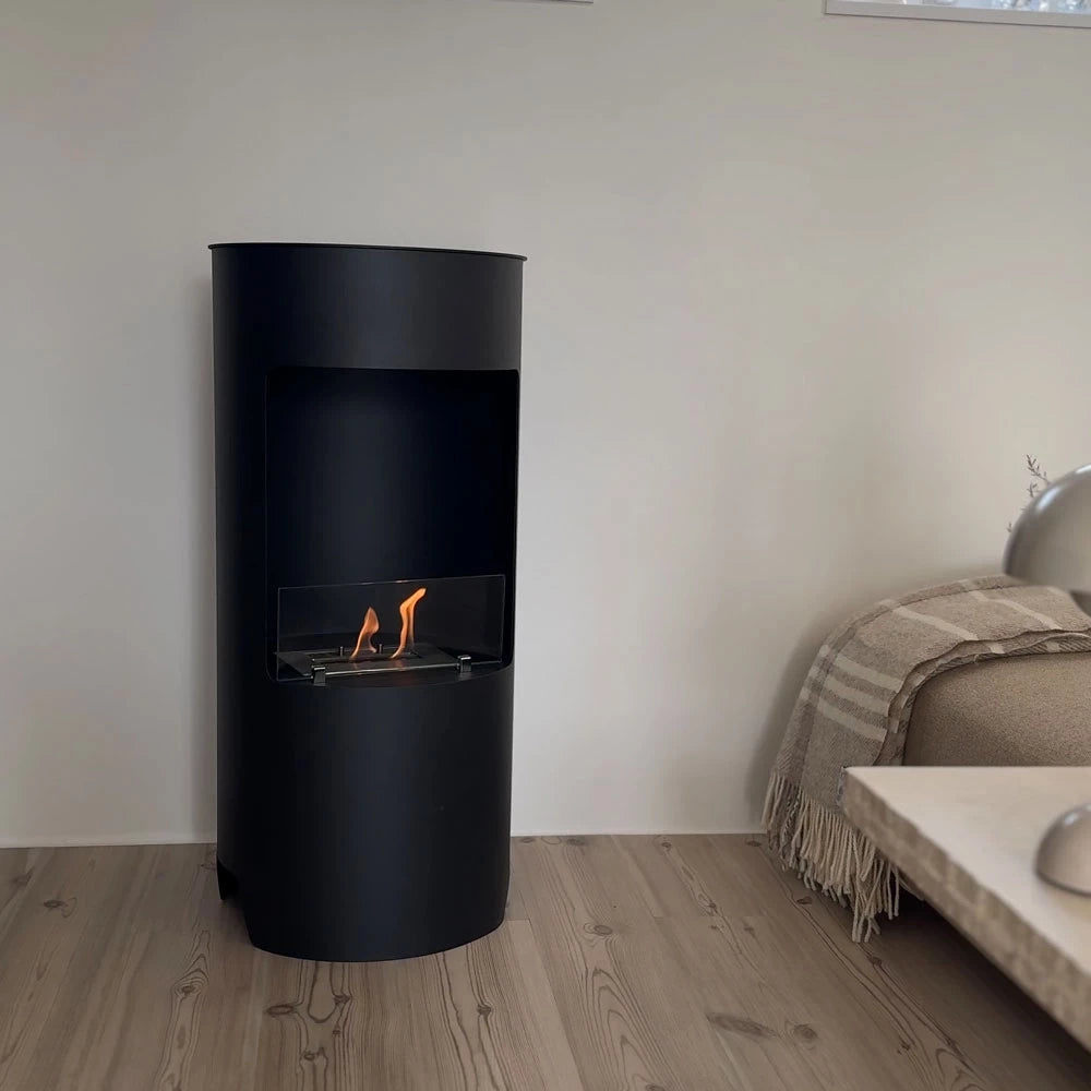 sort bioethanolpejs med glasfront i brændeovn look med flotte flammer