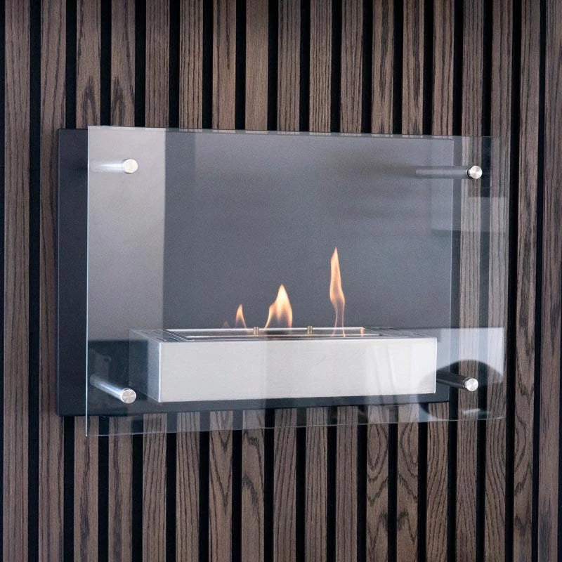 sort væghængt biopejs med frontglas og tændte flammer på akustikpanel