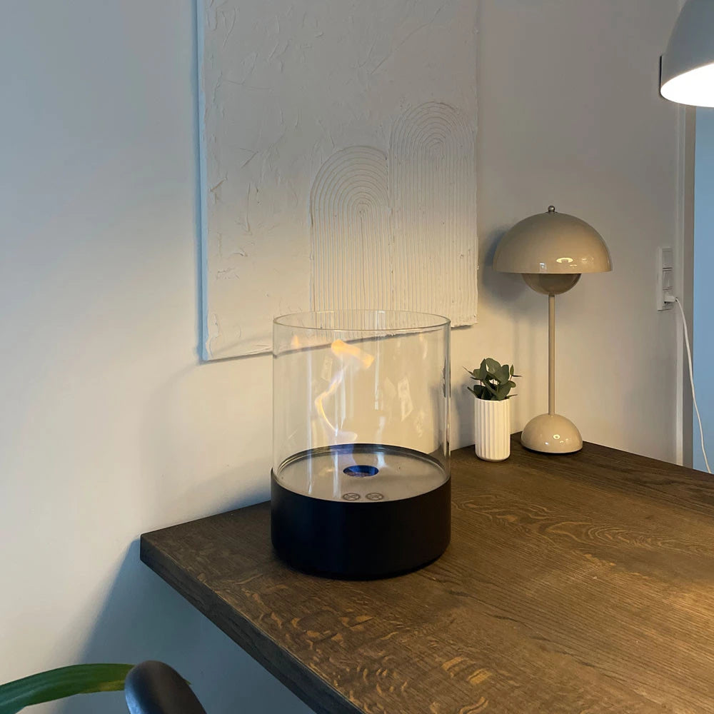 rund biopejs med flammer på stuebord