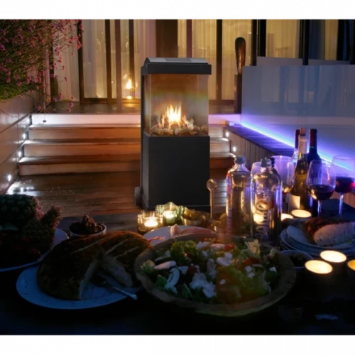 sort gaspejs med flammer udendørs ved swimmingpool