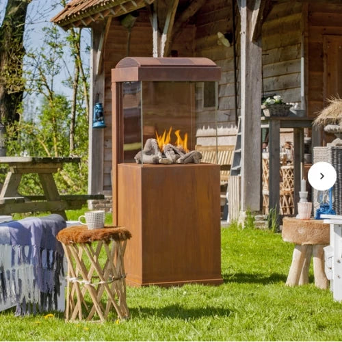 brun gaspejs med flammer og keramisk træ i have