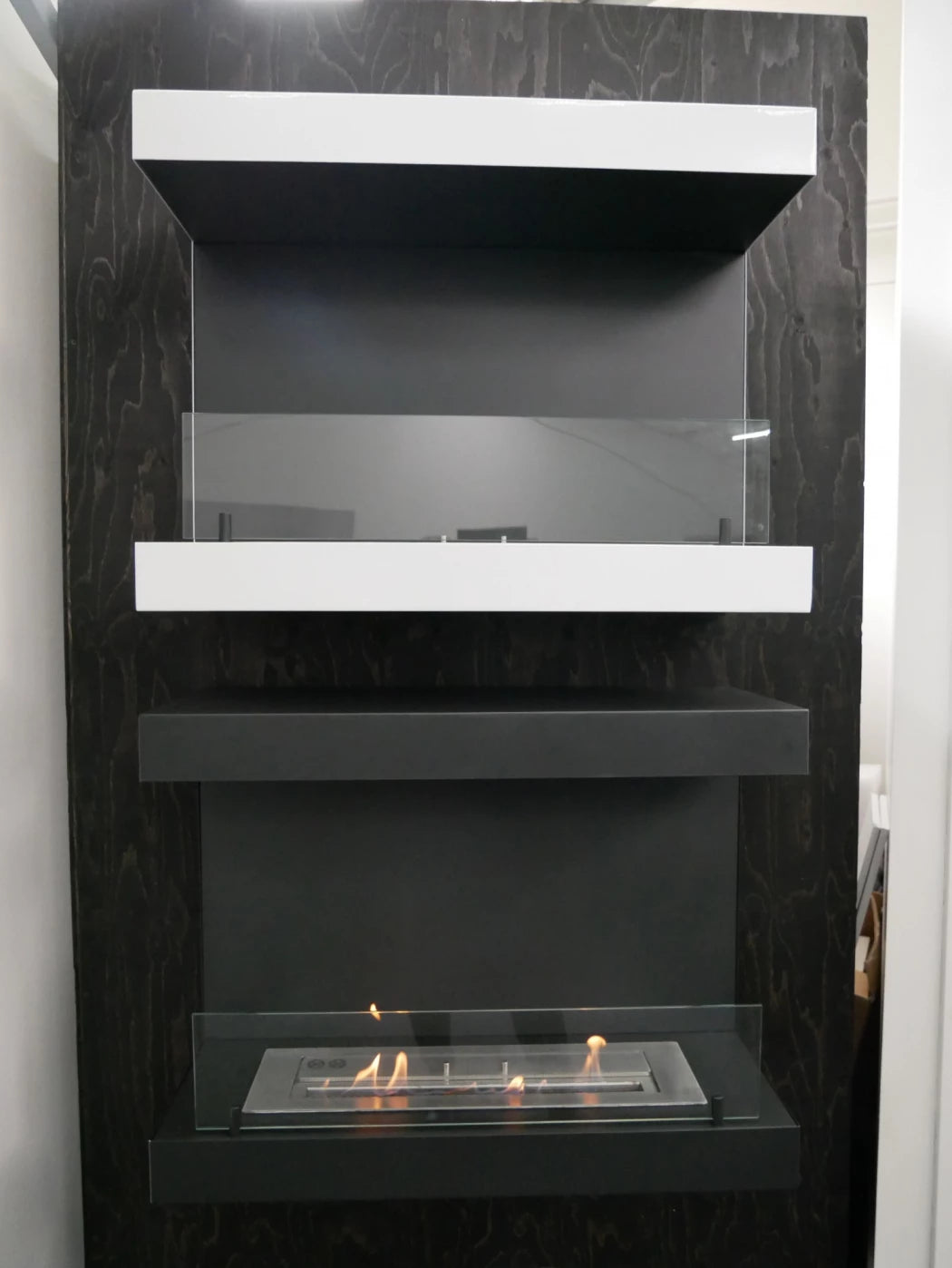 væghængte biopejse med frontglas og flammer