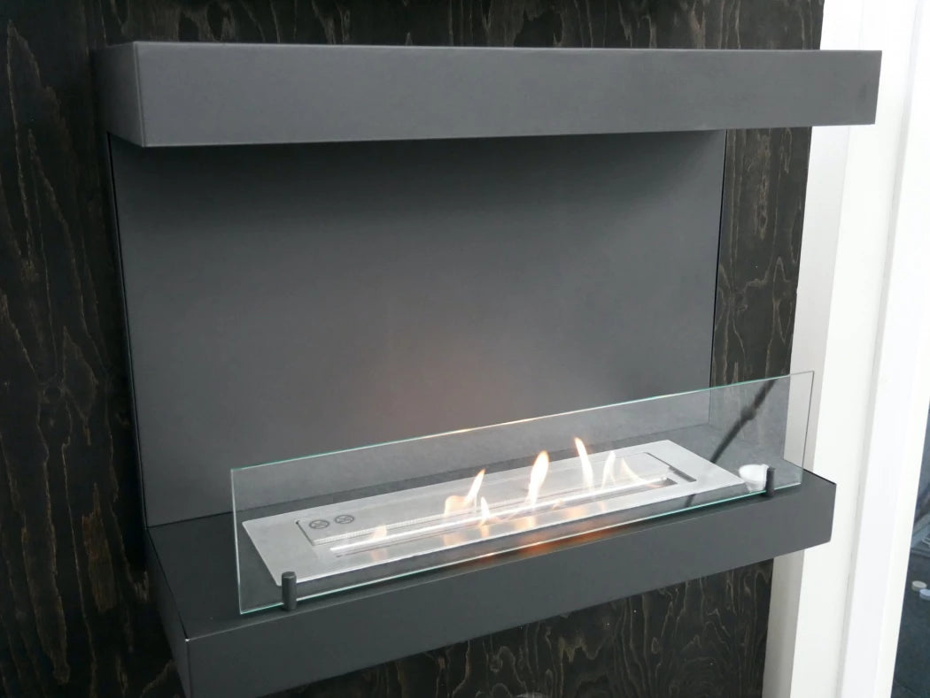 sort væghængt biopejs med frontglas og flammer