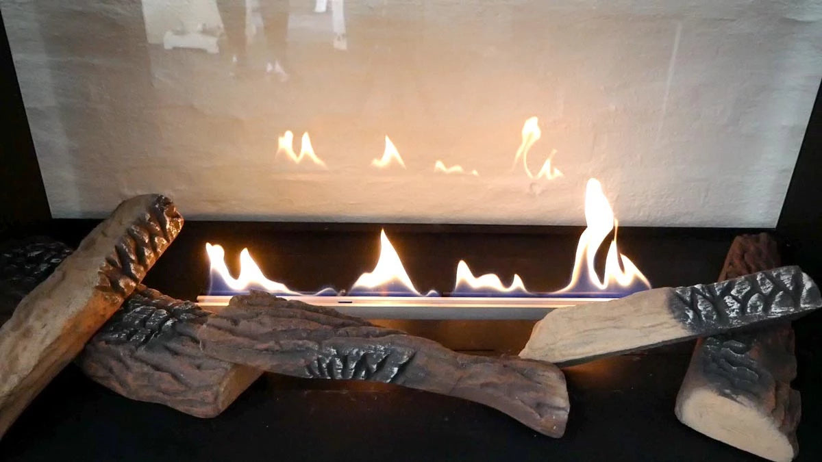fem brændestykker i keramik i flotte flammer