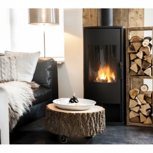 sort gaspejs med flammer og brændetårn ved siden af, i stue