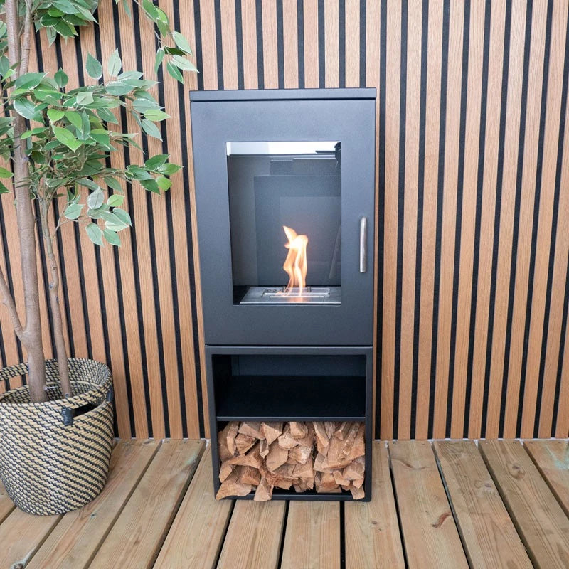 stor biopejs med flammer og brænde som ligner almindelig brændeovn stående på terrasse